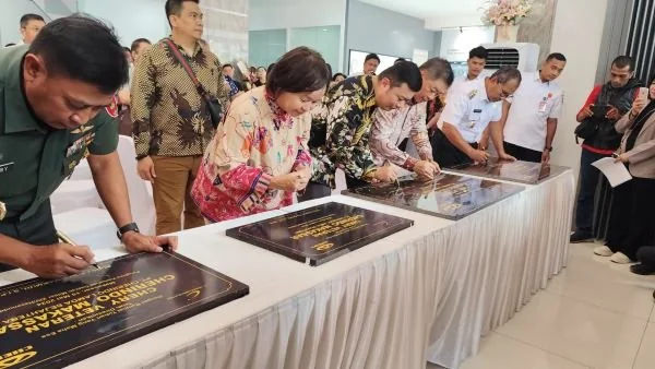 Tandatangan Prasasti Peresmian Dealer Chery Veteran, Jl Veteran Utara, Rabu (15/5).