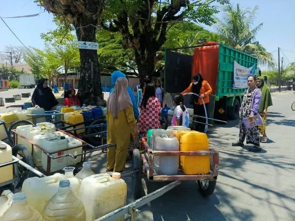 Suasana penyaluran air bersih di Kota Makassar (Dok: Ist)