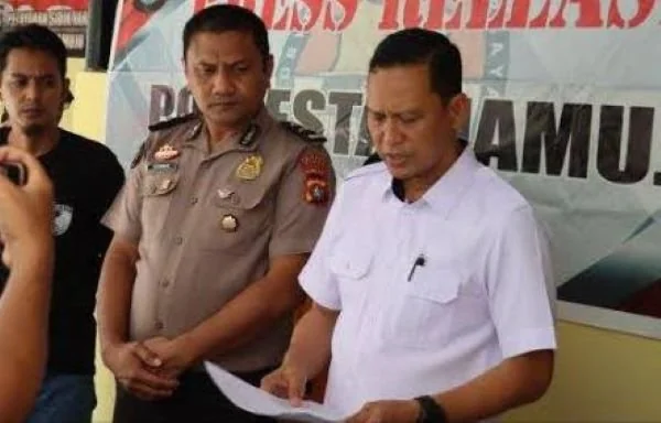 Kasat Reskrim Polresta Mamuju Kompol Jamaluddin saat menetapkan tersangka kasus perzinahan (Dok : Ist).