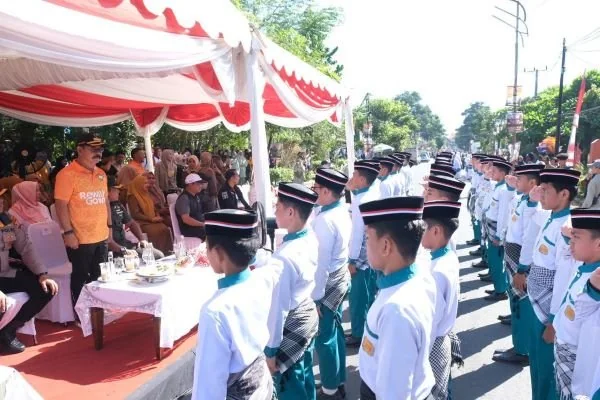 Wakil Bupati Gowa, Abdul Rauf Malaganni saat melepas peserta gerak jalan pelajar (Dok : Ist).