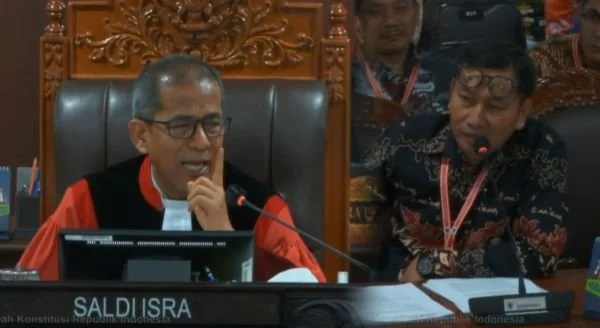 Majelis Hakim MK, Saldi Isra dan Ketua Bawaslu Jeneponto, Muhammad Alwi (Dok : Int).