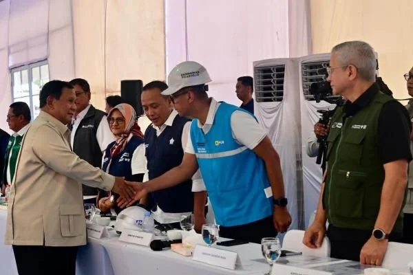 Presiden Republik Indonesia, Prabowo Subianto (kiri) menyapa dan bersalaman dengan Direktur Utama PLN, Darmawan Prasodjo (kedua dari kanan) setelah memimpin rapat terbatas terkait percepatan pemulihan pascabencana di kawasan Rumah Hunian Danantara (Huntar
