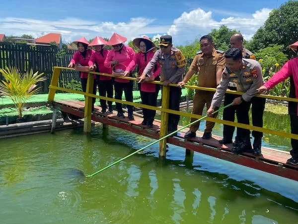 Wakapolres Jeneponto Kompol Muh. Idris, Kadis Perikanan, Kadis Pertanian, dan Kadis Ketahanan Pangan serta Kabag SDM Polres Jeneponto Kompol Syahrul, saat melaunching Program penguatan Pekarangan pangan dan kesejahteraan masyarakat.