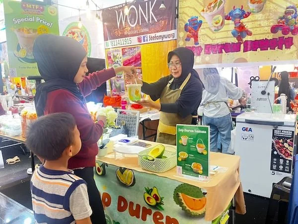 Seorang pelanggan membeli salah satu produk Sop Duren Samata di MTF Market (Dok: Ist)