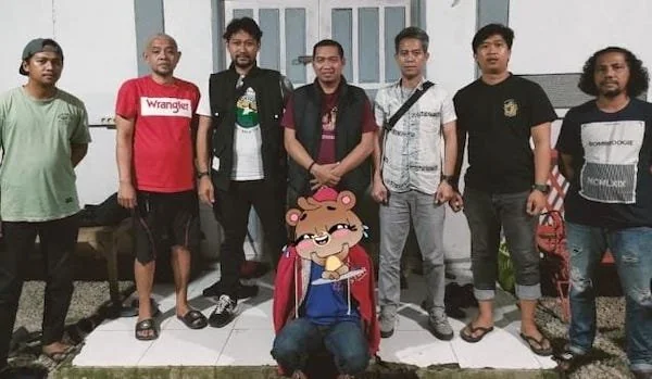 Pelaku Duduk Saat Berada Di Kantor Polisi Unit Reskrim