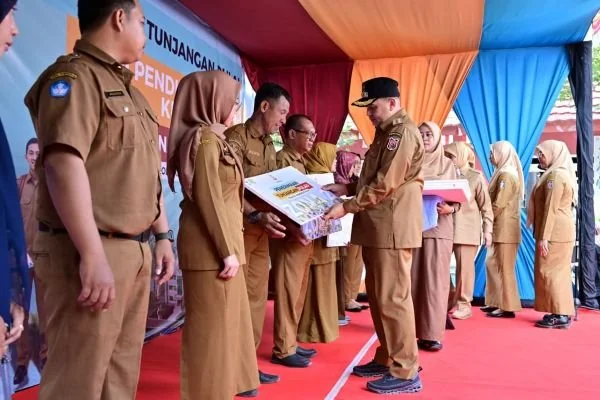Wali Kota Makassar Munafri Arifuddin saat Memberikan Tunjangan Tenaga Pengajar dan Kesehatan di Kepulauan, (Dok: Ist).