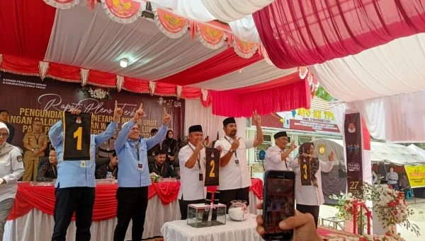 Paslon Bupati dan Wakil Bupati Luwu Timur saat mengundi nomor urut (Dok : Ist).