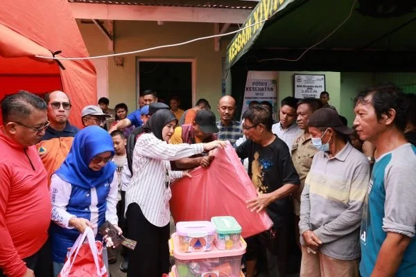: Wakil Wali Kota Makassar, Aliyah Mustika Ilham saat memberi bantuan korban kebakaran (Dok : Ist).