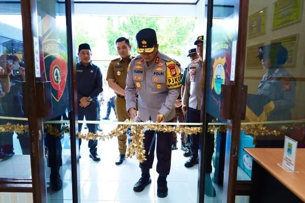 Kapolda Sulsel saat meresmikan pelayana SKCK dan SIM Polres Takalar (Dok: Ist).