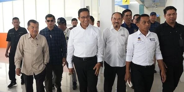 Capres RI Anies Baswedan diantar Wapres RI ke10 dan 12 Jusuf Kalla (JK) saat kampanyePilpres 2024 di Bone, Sulsel, Rabu (17/1/2024). Foto: Timnas AMIN