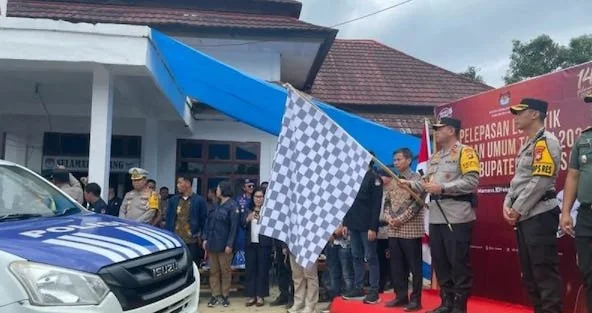Kapolda Sulbar Inspektur Jenderal Polisi Adang Ginanjar (kanan) saat melepas pendistribusian 3.000 kotak suara ke enam kecamatan di Kabupaten Mamasa (10/2). Dok Humas Polda Sulbar