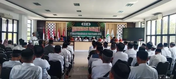 Suasana saat kegiatan Musyawarah Daerah (Musda) I Ittihad Persaudaraan Imam Masjid (IPIM) saat digelar di Aula PLHUT Kemenag Jeneponto. (Ist).