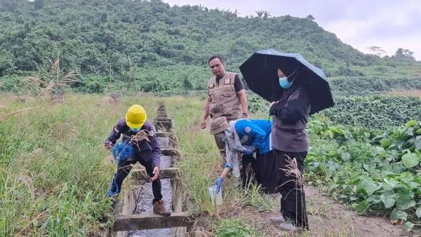 Tim terpadu Pemprov Sulbar saat mengambil sampel air limbah dari Perusahaan PT Palma Sumber Lestari (Dok : Ist).
