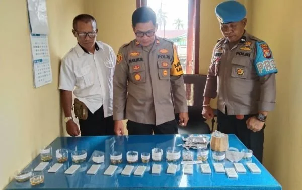 Tes urine yang dilakukan Kapolsek Kalukku kepada seluruh personelnya.