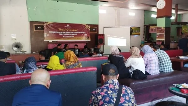 Ketua KPU Jeneponto, Asmin. S didampingi para Komisioner KPU, bersama Komisioner Bawaslu, Kabag Ops Polres Jeneponto, Kompol Abd. Halim saat memimpin Rakor PKPU 8 (Dok : Ullah KabarMakassar).