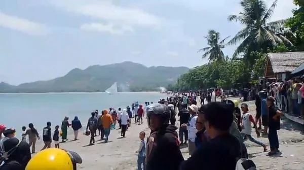 Ribuan warga memadati pantai Pamulang Majene, sambut kedatangan Sandeq (Dok : Ist).