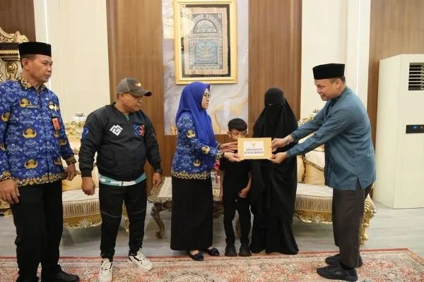 Penyaluran bantuan kepada anak korban kapal tenggelam di Pangkep. (Dok: Ist)