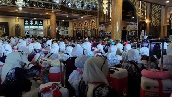Pj Bupati Jeneponto, Junaedi Bakri saat melepas 3636 Calon Jamaah Haji di Mesjid Agung Jeneponto. (Dok : Ullah).