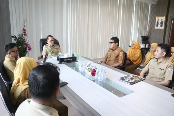 Sekretaris Daerah Sulbar, Junda Maulana dalam konsultasi Tim Sekretariat Satgas MBG di ruang kerja Sekda Sulbar. (Dok: Ist)