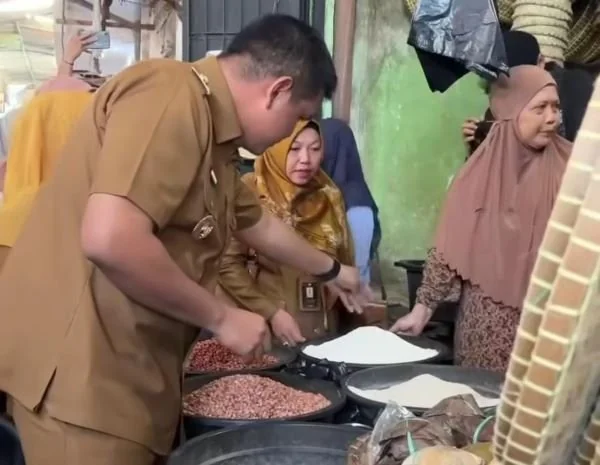 Bupati Bantaeng, M. Fathul Fauzy Nurdin, bersama Tim Pengendali Inflasi Daerah (TPID) dan Forkopimda saat melakukan inspeksi mendadak di Pasar Bantaeng (Dok : Ist).
