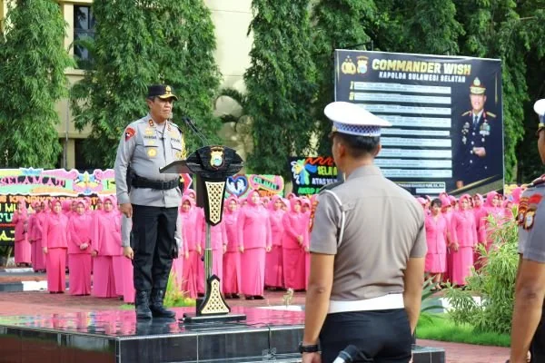 Kapolda Sulsel memimpin apel kenaikan pangkat. (Dok: Ist)