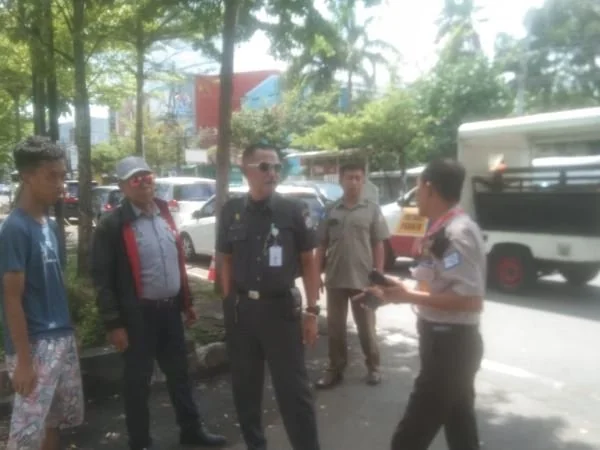 Perumda Parkir Makassar memantau parkiran di ruas jalan Kakaktua (Dok : Ist).