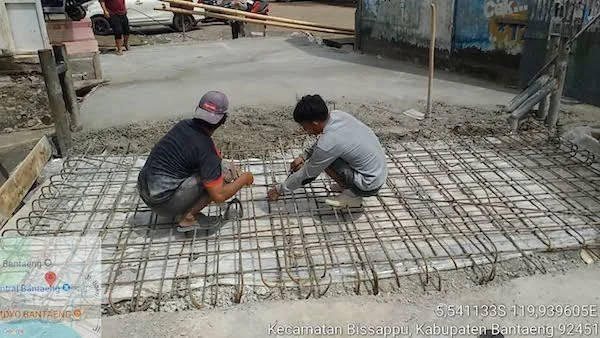 Suasana pengerjaan infrastruktur berupa betonisasi jalan dan pembuatan duiker di jalur keluar Terminal Kota Bantaeng. (Ist).