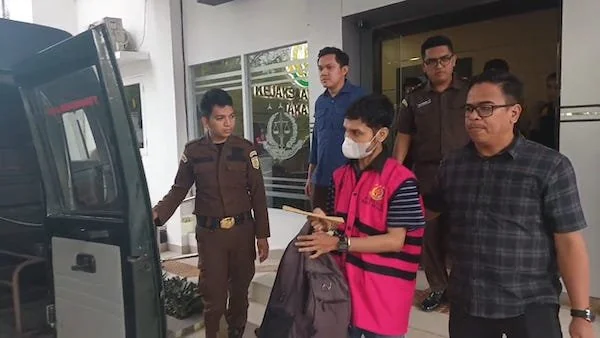 Tersangka Korupsi Di. giring ke atas mobil tahanan Kejaksaan