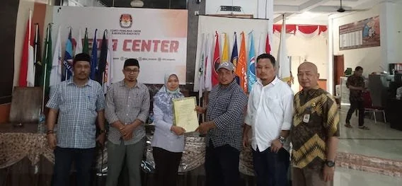 Ketua KPU Jeneponto, Asmin Syarif (ist) bersama sejumlah Komisioner KPU, Asrul Hafid, Arfandi, M. Ilham Hidayat, Rahmat Imba saat menerima penutupan RKDK di Kantor KPU Jeneponto, (ist).