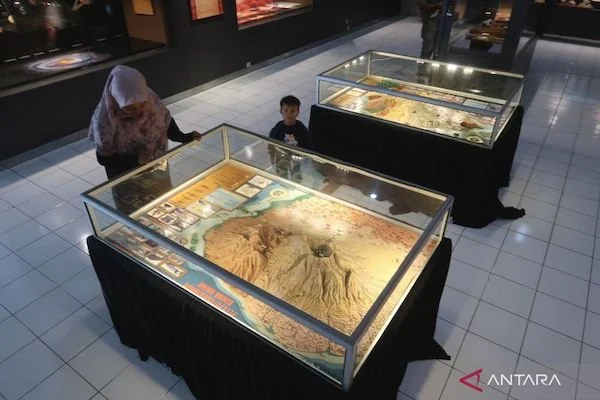 Wisatawan melihat maket Gunung Samalas di ruang pameran Museum NTB, Mataram, Nusa Tenggara Barat, Rabu (24/6/2026). ANTARA/Sugiharto Purnama