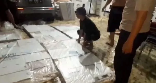 Logistik kotak suara kardus yang sempat terendam banjir yang dilaporkan oleh KPU Kepulauan Selayar, Sulawesi Selatan. Foto Ist