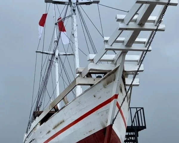 Kapal Phinisi yang terbakar (Dok : Ist).