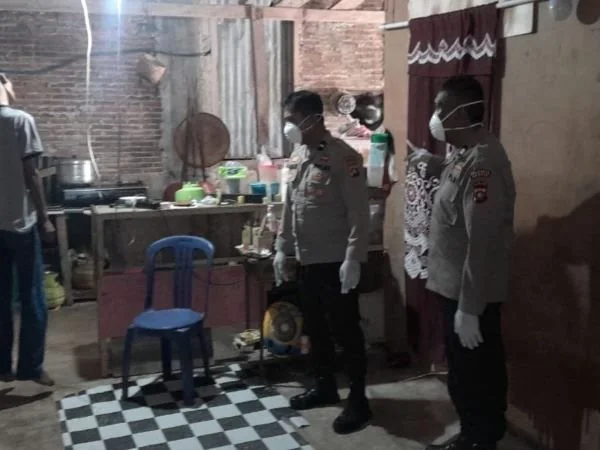 Polisi saat mendatangi TKP bunuh diri (Dok : Ist).