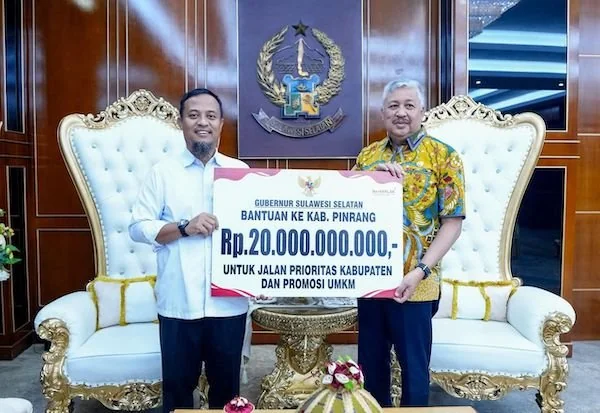 Gubernur Sulsel, Andi Sudirman Sulaiman menyerahkan bantuan keuangan Pemprov Sulsel kepada Pemkab Pinrang (dok. Ist)