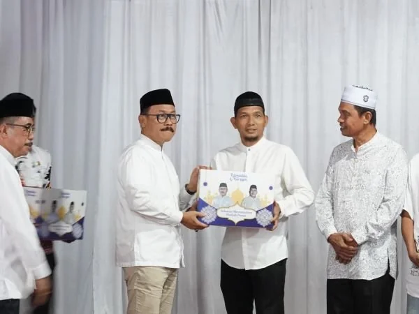 Pembagian paket sembako secara simbolis oleh Gubernur Sulbar, Suhardi Duka (Dok : Ist).