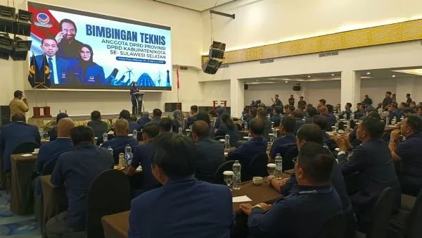 Ketua Panitia Bimtek Sekaligus Sekertaris NasDem Sulsel Andi Rachmatika Dewi alias Cicu saat menyampaikan Laporan Kegiatan (Dok: KabarMakassar)