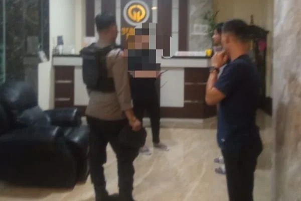 Personel Polresta Mamuju saat mendatangi wisma (Dok : ist).