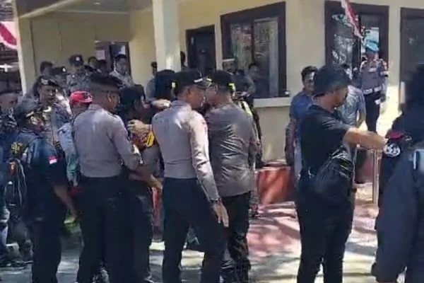 Insiden adu mulut saat aksi demonstrasi di Mapolres Jeneponto (Dok: Ist)