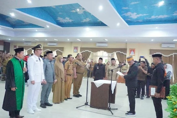 Bupati Jeneponto, Paris Yasir saat melakukan pelantikan dan mengambil sumpah para pejabat administrator, pengawas, serta pejabat fungsional diruang Pola Panrannuanta.