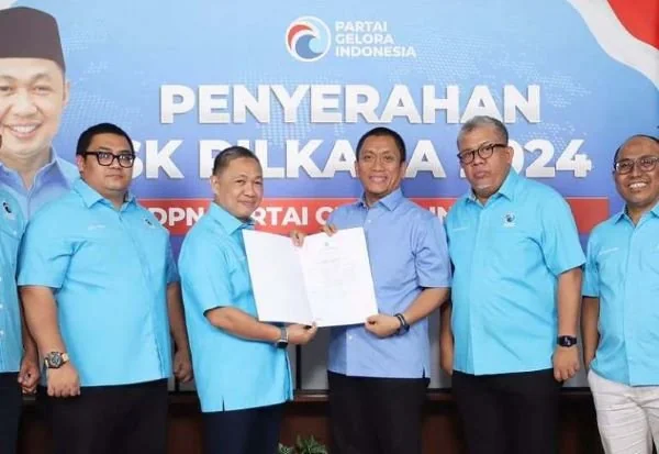 Ketua Umum Partai Gelora Anis Matta (kedua kiri) menyerahkan surat B1-KWK untuk bakal paslon bupati dan wakil Bupati Luwu Timur, Irwan Bachri Syam dan Puspawati Husler di Jakarta (Dok : Ist).