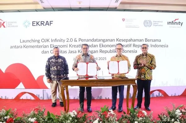 Menteri Ekonomi Kreatif Teuku Riefky Harsya bersama Ketua Dewan Komisioner OJK Mahendra Siregar menandatangani nota kesepahaman kolaborasi ekonomi kreatif sektor keuangan digital (Dok : Ist).