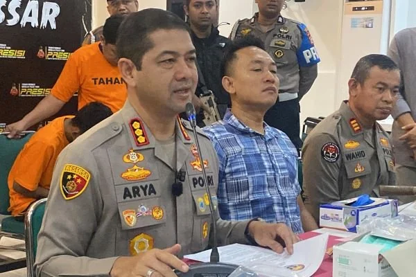 Kapolrestabes Makassar, Kombes Pol Arya Perdana saat konfersni pers pengungkapan pembakaran rumah yang menewaskan seorang lansia (Dok: Atri KabarMakassar).