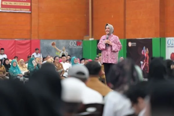 Ketua TP PKK Kota Makassar Indira Yusuf Ismail beri apresiasi kepada  pihak yang berdedikasi di Kecamatan Makassar.