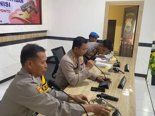 Kapolres Jeneponto, AKBP Widi Setiawan didampingi Kabag SDM AKP. Syahrul  Kabag Logistik Kompol Bambang Widi dan Kasipropam AKP Bakri saat melakukan pemeriksaan Senpi (Dok : Ist).
