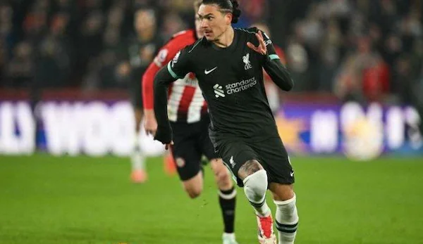 Striker Liverpool, Darwin Nunez, dalam aksinya melawan Brenford pada laga lanjutan LIga Inggris di Stadion Gtech Community, Sabtu (18/1/2025).