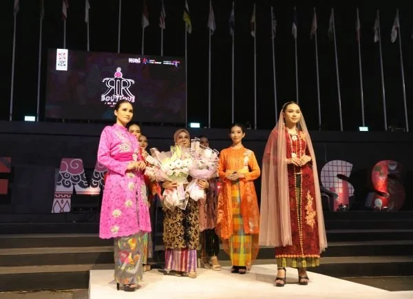 Siswa-siswi SMK Makassar memamerkan karya desain busana dalam segmen fashion F8 (Dok : ist).
