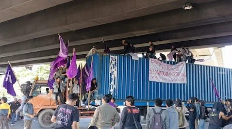 HPMM melakukan aksi demonstrasi depan kantor gubernur Sulawesi Selatan. 2. HPMM Aksi di bawah flyover Urip Sumoharjo