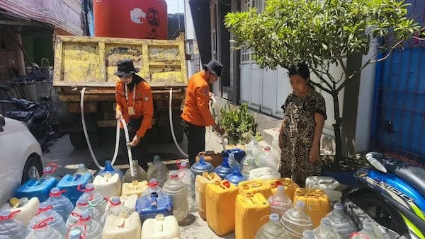 Suasana Distribusi Air Bersih oleh BPBD Kota Makassar (Dok: Ist).