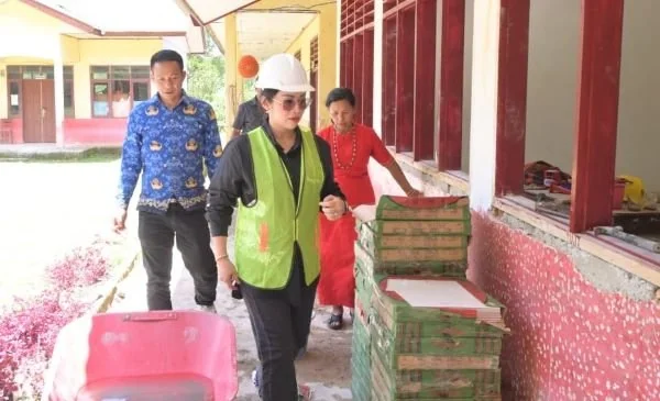 Anggota Komisi X DPR RI, Eva Stevany Rataba saat Melakukan Kunjungan Kerjanya ke SDN 2 Sesean Suloara, Kecamatan Sesean Suloara. Dok. Ist