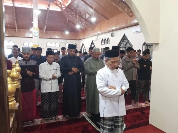 Sholat ghaib yang dilakukan  di Masjid  Nurul  Ikhlas  Polres Majene (Dok : Ist).